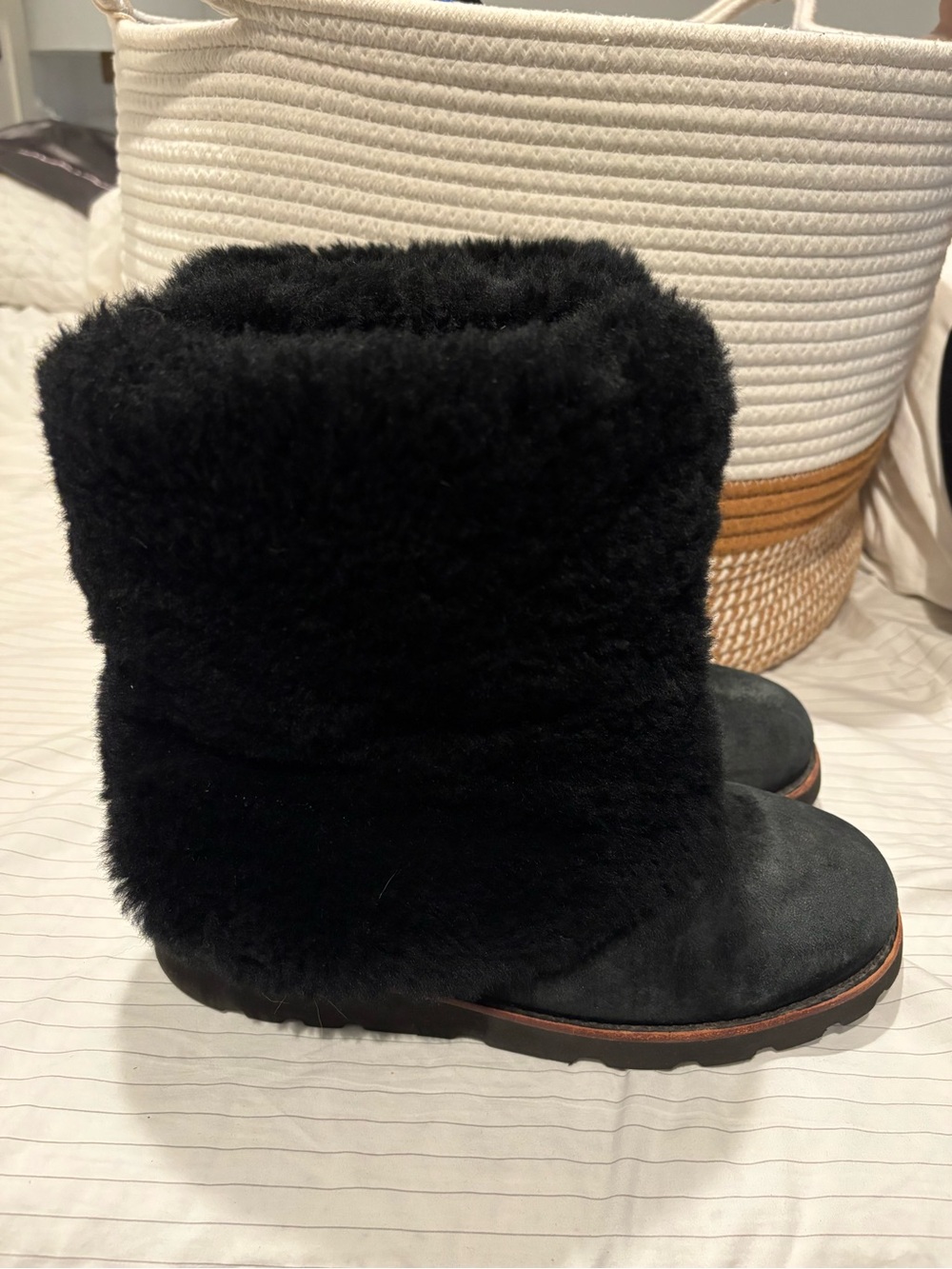 Women's UGG Maylin Black Sheepskin Shearling Fur Cuff Boots Suede Pull-On